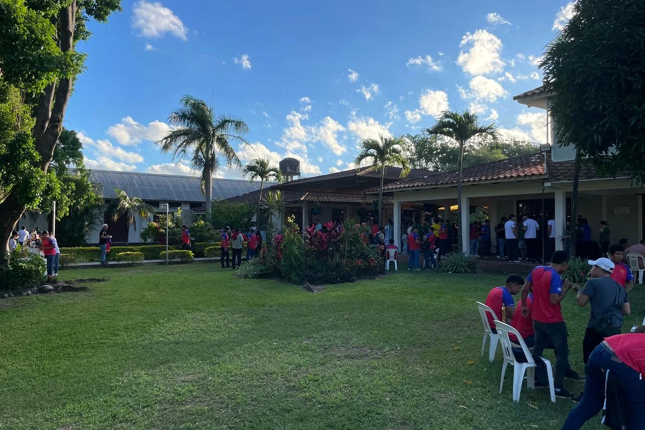 Jardines principales y edificio de Eventos Peniel